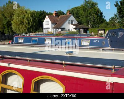 La zone autour de Sandford Lock Over the Thames est un endroit très apprécié des joggeurs, promeneurs, amateurs de chiens et beaucoup de gens fréquentant les grandes promenades dans cette région. Un nouveau boulanger artisanal proposant du pain au levain à la pointe est désormais une attraction locale... Ici, nous voyons des péniches amarrées par l'écluse, avec la maison d'écluse en arrière-plan, tôt un beau matin d'été. Je suis en route pour ramasser le pain. C'est le petit déjeuner trié, alors ! Banque D'Images