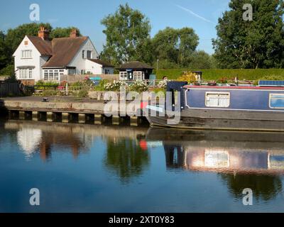 La zone autour de Sandford Lock Over the Thames est un endroit très apprécié des joggeurs, promeneurs, amateurs de chiens et beaucoup de gens fréquentant les grandes promenades dans cette région. Un nouveau boulanger artisanal proposant du pain au levain à la pointe est désormais une attraction locale... Ici, nous voyons des péniches amarrées par l'écluse, avec la maison d'écluse en arrière-plan, tôt un beau matin d'été. Je suis en route pour ramasser le pain. C'est le petit déjeuner trié, alors ! Banque D'Images