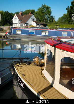 La zone autour de Sandford Lock Over the Thames est un endroit très apprécié des joggeurs, promeneurs, amateurs de chiens et beaucoup de gens fréquentant les grandes promenades dans cette région. Un nouveau boulanger artisanal proposant du pain au levain à la pointe est désormais une attraction locale... Ici, nous voyons des péniches amarrées par l'écluse, avec la maison d'écluse en arrière-plan, tôt un beau matin d'été. Je suis en route pour ramasser le pain. C'est le petit déjeuner trié, alors ! Banque D'Images