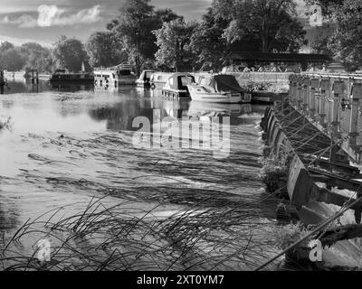 Abingdon-on-Thames prétend être la plus ancienne ville d'Angleterre. Et la Tamise traverse son cœur. Ici, nous avons son barrage, juste en amont de son pont médiéval, obstrué au point de rencontre de la rivière avec l'affluent Abbey Spring. Ce déversoir jouxte l'écluse d'Abingdon. Banque D'Images