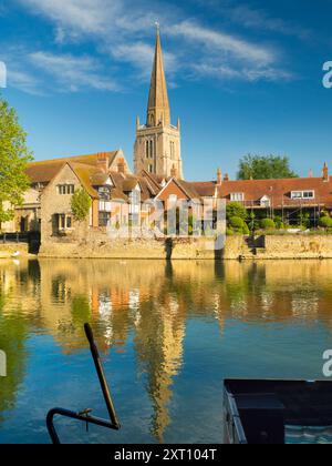 Une belle vue sur la Tamise à Abingdon, tôt un matin d'été. Nous sommes sur la rive sud de la rivière, regardant à travers l'église anglo-saxonne de St Helens dont le quai porte le nom, passé une péniche amarrée au premier plan. Banque D'Images