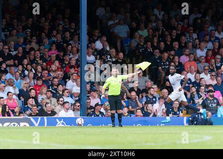 Southend Utd v York City, 2024-25 Vanarama National League au Roots Hall. Premier jeu sous la nouvelle propriété de COSU. Arbitre assistant, linesman signalisation Banque D'Images