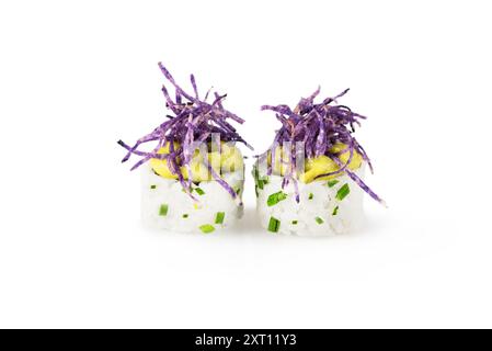 Deux rouleaux de sushi gourmands surmontés d'un légume déchiqueté violet éclatant et de ciboulette verte, présentés sur un fond blanc propre, illustrant un contem Banque D'Images