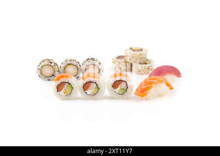 Un assortiment de sushis, y compris sushi roll et nigiri, soigneusement présentés sur une surface blanche et propre, mettant en valeur la fraîcheur et le style traditionnel de Banque D'Images