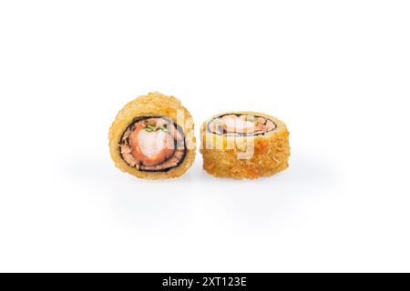 Une image en gros plan montrant deux morceaux de sushi avec une couche extérieure croustillante et une garniture de saumon, présentés sur un fond blanc immaculé parfait pour le culinaire Banque D'Images