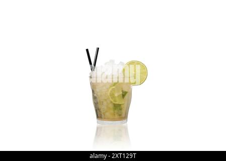 Un appétissant cocktail de citron vert, réfrigéré avec de la glace pilée et garni d'une roue de citron vert, présenté dans un élégant verre avec des pailles noires sur un dorsal transparent Banque D'Images