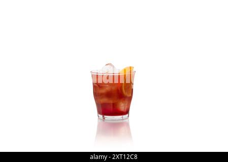 Un cocktail vif et glacé avec une riche teinte ambre et une garniture orange, présenté dans un verre clair isolé sur un fond blanc Banque D'Images