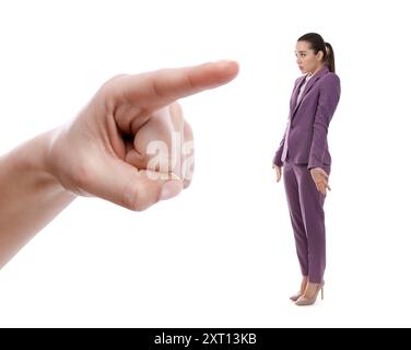 Patron ou collègue pointant vers la femme confuse sur fond blanc. Échec au travail, responsabilité, pression sociale Banque D'Images