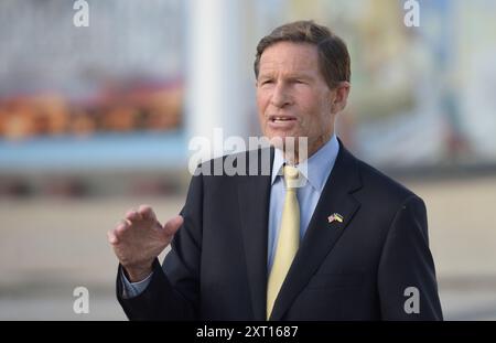 KIEV, UKRAINE - 12 AOÛT 2024 - le sénateur américain Richard Blumenthal assiste à une réunion d'information sur la place Mykhailivska, à l'extérieur du monastère Saint-Michel au dôme d'or, Kiev, capitale de l'Ukraine. Banque D'Images