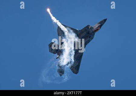 L'équipe de démonstration du F-22 Raptor effectue une démonstration d'entraînement au-dessus de la ligne de vol pendant les portes ouvertes du tonnerre arctique à joint base Elmendorf- Banque D'Images