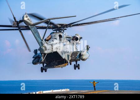 240811-N-TW227-1142 PHILIPPINE SEA (11 août 2024) Un hélicoptère CH-53E Super Stallion du 31st Marine Expeditionary Unit (MEU) Air combat Eleme Banque D'Images