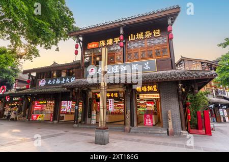 Chonqing, Chine - 7 mai 2024 : ville ancienne de Ciqikou, une attraction touristique célèbre à Chonqing. Banque D'Images