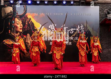 Jiuzhaigou, Sichuan - mai 2024 : danseurs chinois jouant à Jiuzhaigou, Sichuan. Banque D'Images