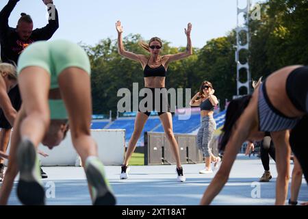 Exercice sur les sauteurs. Groupe de femmes ukrainiennes faisant un entraînement fonctionnel en plein air en été. Kiev - 10 août 2024 Banque D'Images