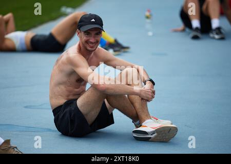 Homme ukrainien maigre se reposant entre les exercices pendant l'entraînement de fitness au sol. Kiev - 10 août 2024 Banque D'Images