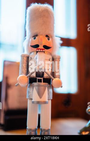 Casse-noisette blanc décoratif avec bonnet en peau de fourrure blanche un costume en argent et des tambours Banque D'Images