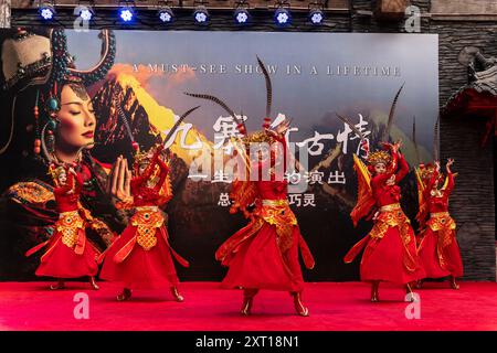 Jiuzhaigou, Sichuan - mai 2024 : danseurs chinois jouant à Jiuzhaigou, Sichuan. Banque D'Images