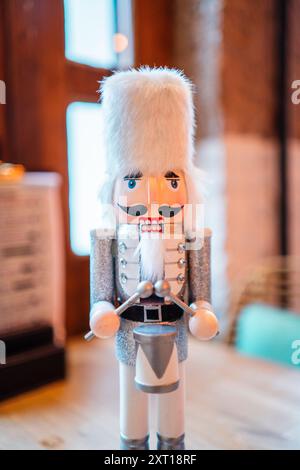Poupée soldat casse-noisette avec tête blanche en peau de Bearskin Banque D'Images