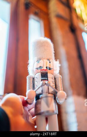 Poupée casse-noisette avec tête blanche du bas Banque D'Images