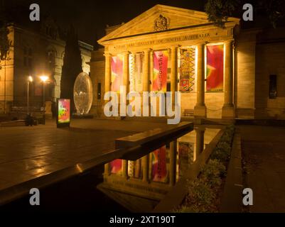 Art Gallery of South Australia reflété dans la piscine d'eau la nuit à Adélaïde, Australie. Banque D'Images