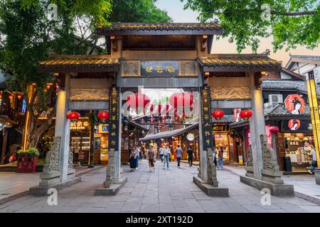 Chonqing, Chine - 7 mai 2024 : ville ancienne de Ciqikou, une attraction touristique célèbre à Chonqing. Banque D'Images