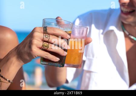 Heureux jeune couple en vacances, boire au restaurant Banque D'Images