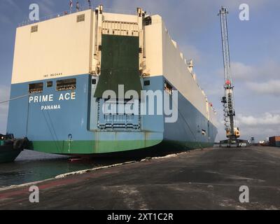 LA RAMPE DU NAVIRE RORO EST SUR LE POINT D'ÊTRE MISE EN PLACE POUR LE DÉCHARGEMENT AU POSTE D'AMARRAGE. Banque D'Images