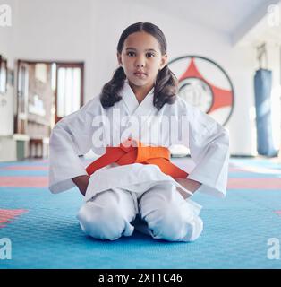 Enfant, portrait ou fille dans le dojo pour les arts martiaux, l'entraînement ou l'exercice pour se préparer à l'éducation de karaté. Respect, guerrier ou étudiant de judo avec enfant dedans Banque D'Images