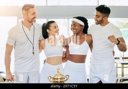 Heureux, groupe et tennis avec victoire, câlin et trophée avec champion, compétition et fitness. Joueurs, hommes et femmes avec étreinte, travail d'équipe et Banque D'Images