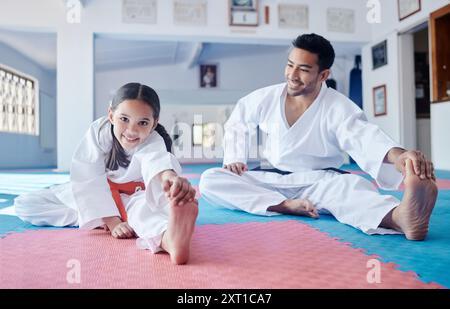 Portrait d'enfant, professeur ou étirement en dojo pour les arts martiaux, l'entraînement ou l'exercice pour préparer à l'éducation au karaté. Réchauffez le judo ou le maître avec Banque D'Images