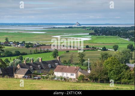 Une vue depuis les jardins de l'Evêché à travers la plaine de la baie jusqu'au cloître du Mont-Saint-Michel en Normandie Banque D'Images