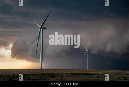 Une violente tempête traverse les plaines avec des éoliennes à proximité. Tucumcari, Nouveau-Mexique États-Unis peja00037 Copyright : xConnectxIm Banque D'Images