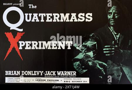 Publicité commerciale britannique pour BRIAN DONLEVY JACK WARNER et RICHARD WORDSWORTH dans LE scénario INVITÉ DU réalisateur VAL QUATERMASS XPERIMENT 1955 Richard Landau et Val Guest basé sur la pièce télévisée de Nigel Kneale producteur Anthony Hinds Hammer films / exclusive films Banque D'Images