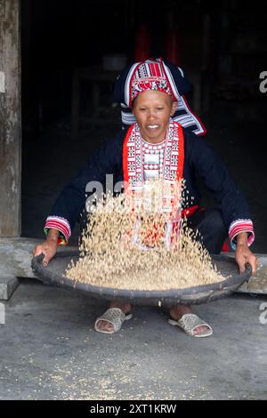 Portrait d'une tribu ethnique Red Dao vendant du riz à Hoang Su Phi dans la province de Ha Giang, au nord du Vietnam Banque D'Images