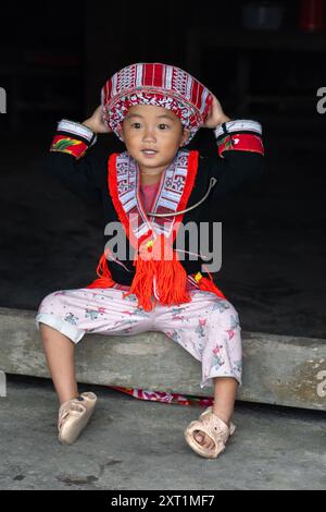 Portrait d'un enfant ethnique de la tribu des Red Dao dans le district de Hoang Su Phi de la province de Ha Giang, au nord du Vietnam Banque D'Images