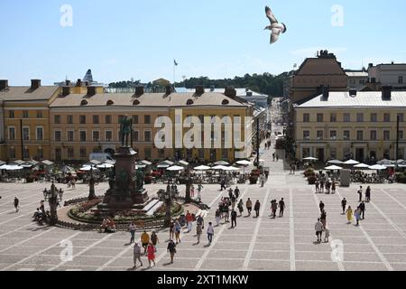 Helsinki, Finlande - 25 juillet 2024 : un peuple sur la place du Sénat (Senaatintori) à Helsinki. Banque D'Images