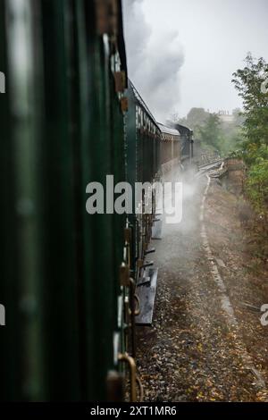 Treno Storico, train historique et locomotive à vapeur avec des wagons restaurés des années 1930, transporte des passagers de Sienne à Trequanda en Toscane, en Italie Banque D'Images