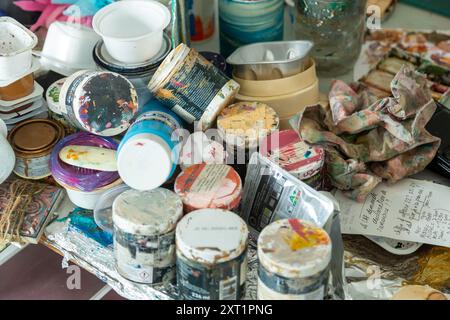 Une collection désordonnée de pots de peinture d'artistes Banque D'Images