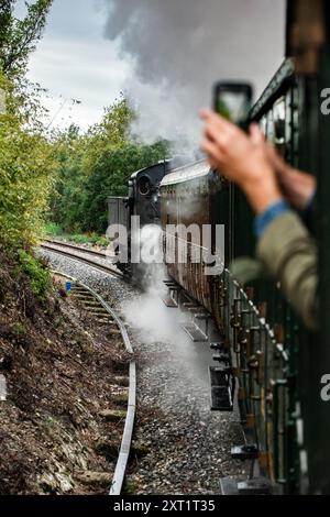 Treno Storico, train historique et locomotive à vapeur avec des wagons restaurés des années 1930, transporte des passagers de Sienne à Trequanda en Toscane, en Italie Banque D'Images