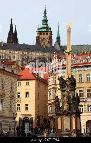 Blick vom Kleinseitner Ring mit der Dreifaltigkeitssaeule auf den Veitsdom und die Burganlage, Prag, Tschechien Banque D'Images