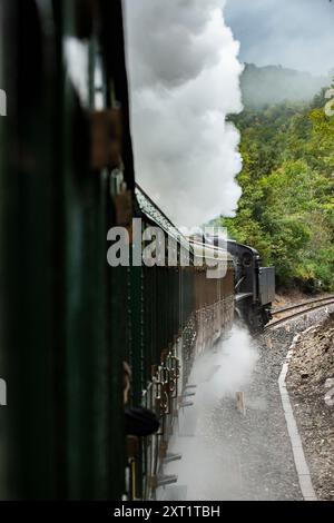 Treno Storico, train historique et locomotive à vapeur avec des wagons restaurés des années 1930, transporte des passagers de Sienne à Trequanda en Toscane, en Italie Banque D'Images