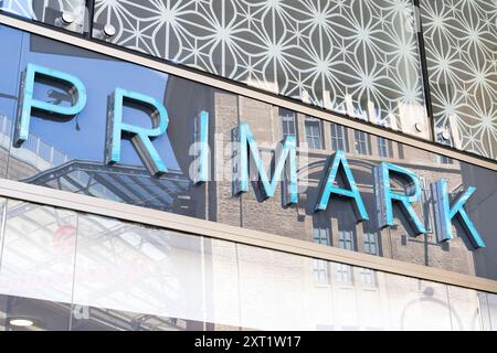 Cologne, Allemagne, 12 août 2024 : panneau publicitaire Primark Store sur la Schildergasse à cologne Banque D'Images