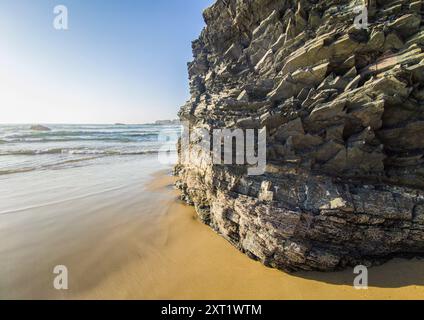 Murs de formation rocheuse sur la plage de Nossa Senhora, Zambujeira do Mar, Portugal Banque D'Images