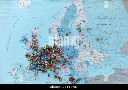 Punaises colorées regroupées sur une carte d'Europe, suggérant une multitude de destinations de voyage ou de points d'intérêt. crète Grèce bola02650 Copyright: Banque D'Images