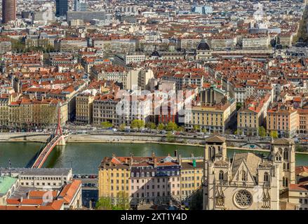 Paysage urbain de Lyon vue à l'est de la Basilique notre-Dame de Fourvière. Ces photos sur les toits montrent la rivière Saône au premier plan. Banque D'Images