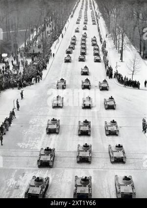 Une photographie capture un défilé des nouveaux soldats de la Wehrmacht le jour de l’anniversaire du Führer. Ces événements ont été significatifs pour montrer la force et l'unité des forces militaires de l'Allemagne nazie. Le défilé a servi à la fois de démonstration publique de loyauté envers Adolf Hitler et de démonstration de la puissance militaire croissante du régime alors qu’il se préparait à son expansion agressive à travers l’Europe. Banque D'Images