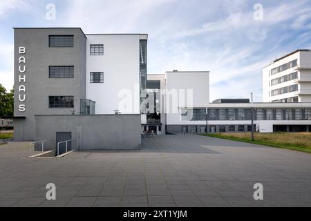 Bauhaus Dessau. Seitenansicht der Fassaden. Gebaeude mit Schriftzug. 04.08.2024, Dessau, GER - Haupt- und Nebengebäude mit Schriftzug., Dessau Sachsen-Anhalt Deutschland, DEU Bauhaus *** Bauhaus Dessau vue latérale des façades bâtiment avec lettrage 04 08 2024, Dessau, GER bâtiment principal et dépendance avec lettrage , Dessau Sachsen Anhalt Allemagne, DEU Bauhaus Banque D'Images