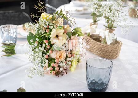 Table élégante pour un événement spécial avec un magnifique bouquet de fleurs, de la porcelaine fine et de la verrerie. Panc05805 Copyright : xConnectxImagesx Banque D'Images