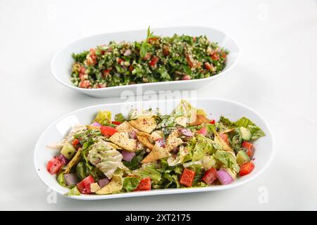 Coup de salade arabe traditionnelle Fattoush et tabbouleh sur fond blanc Banque D'Images