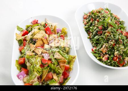 Coup de salade arabe traditionnelle Fattoush et tabbouleh sur fond blanc Banque D'Images